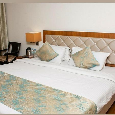 ורנאסי Hotel Meadows מראה חיצוני תמונה