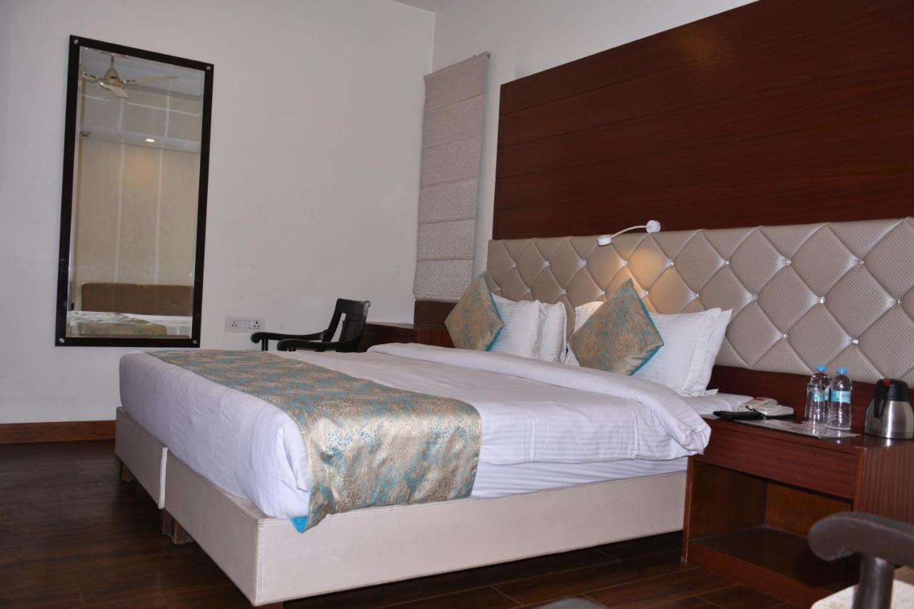 ורנאסי Hotel Meadows מראה חיצוני תמונה
