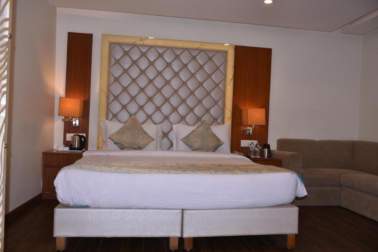 ורנאסי Hotel Meadows מראה חיצוני תמונה