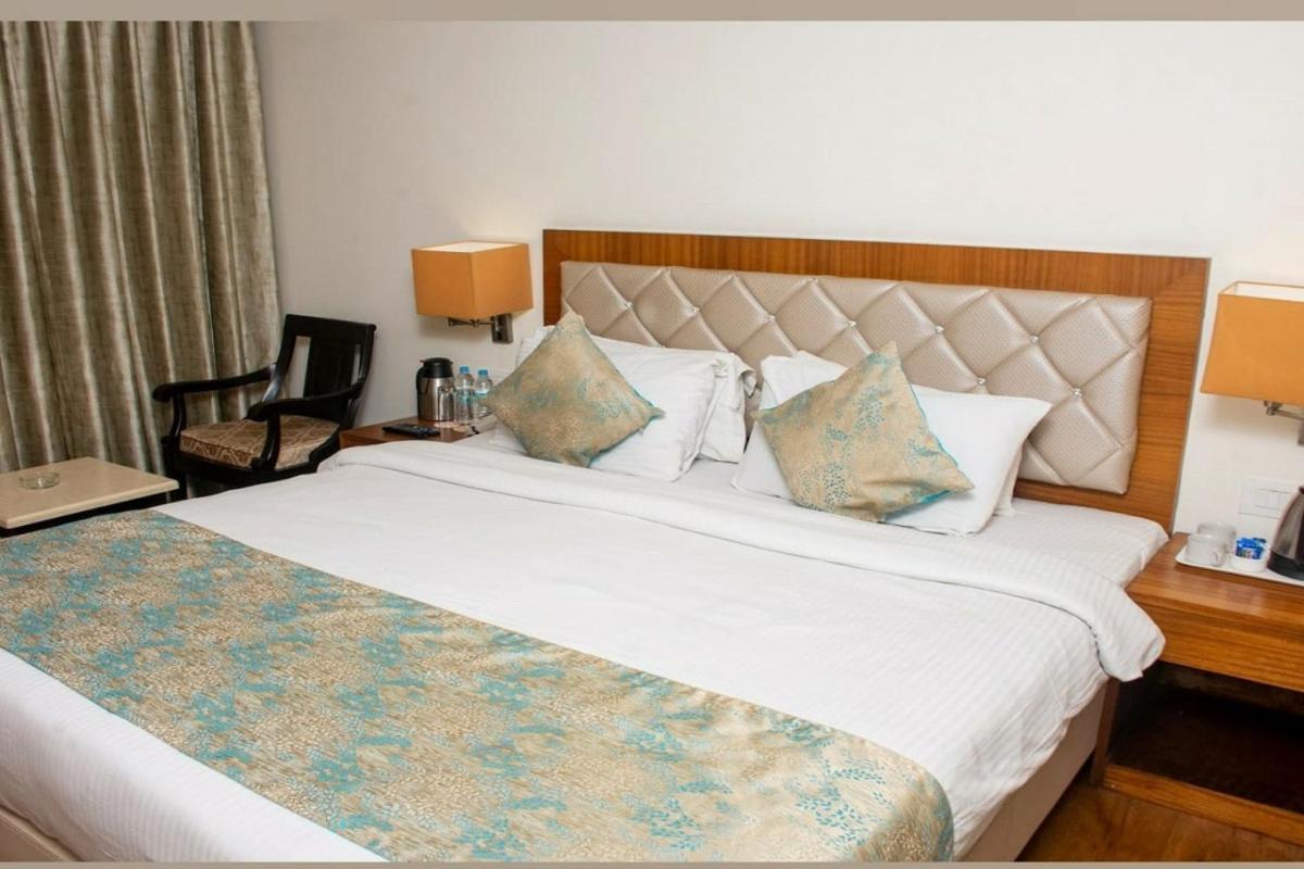 ורנאסי Hotel Meadows מראה חיצוני תמונה