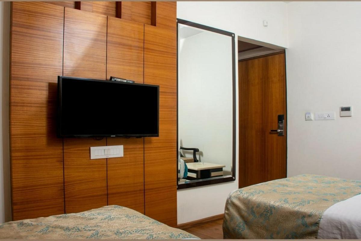 ורנאסי Hotel Meadows מראה חיצוני תמונה