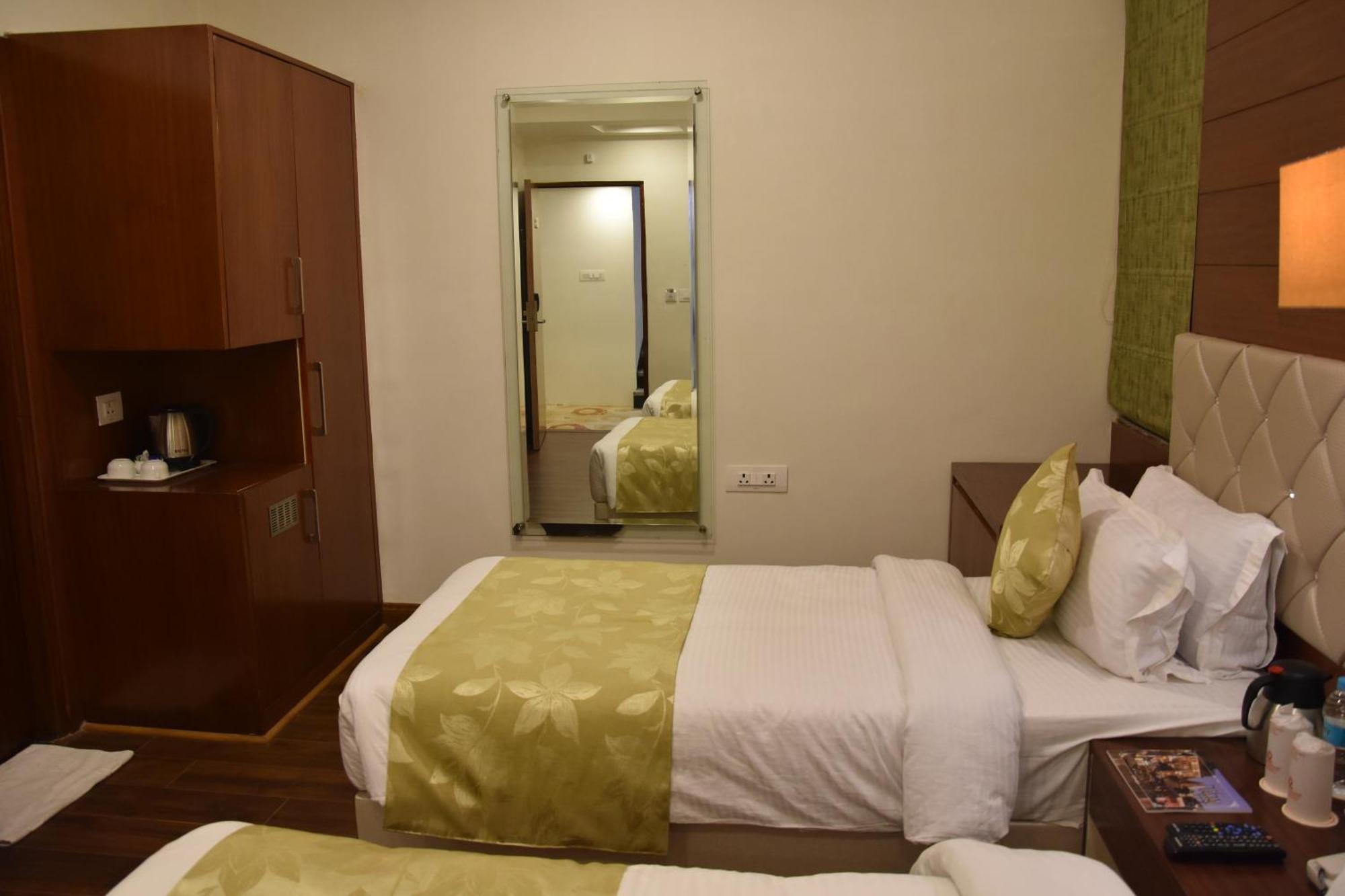 ורנאסי Hotel Meadows מראה חיצוני תמונה